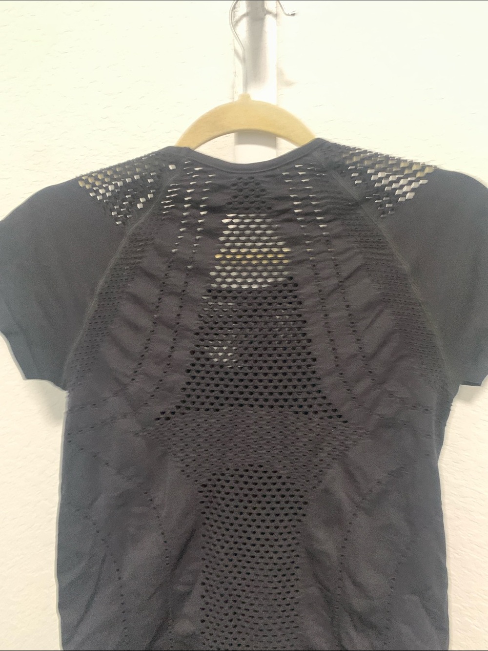 Athleta Oxygen Black Short Sleeve Perforated Seamless Short Sleeve Tee Shirt - Picture 6 of 8